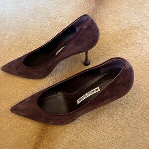Classic Manolo Blanhnik Suede Maroon pumps